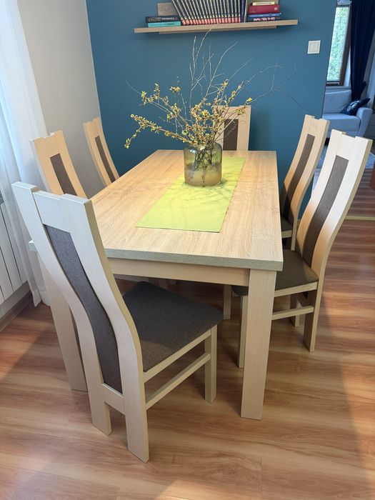 Stół jadalniany z krzesłami