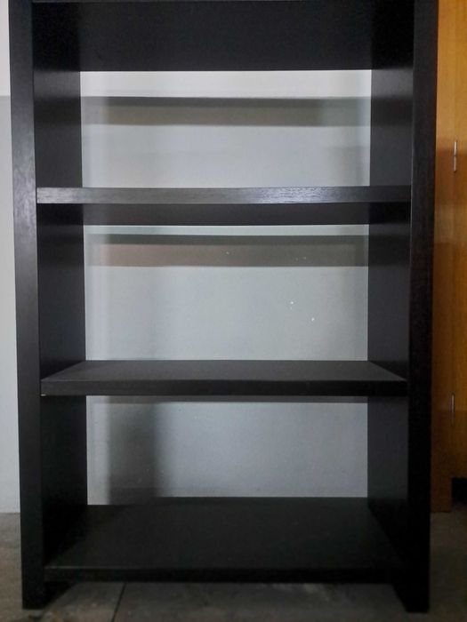 Estante em mdf, em cor preta.