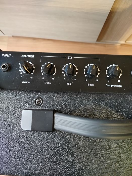 Używany wzmacniacz bwbasowy Rocket Music 60 Wat w bardzo dobrym stanie