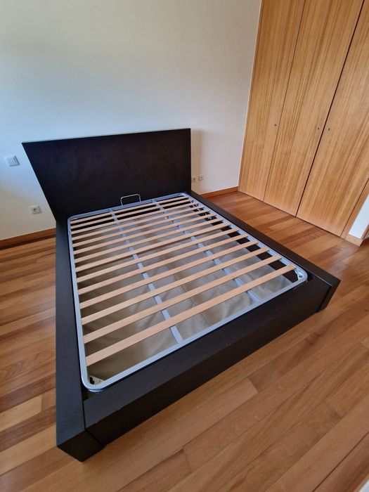 Cama e duas mesinhas de cabeceira em wengué