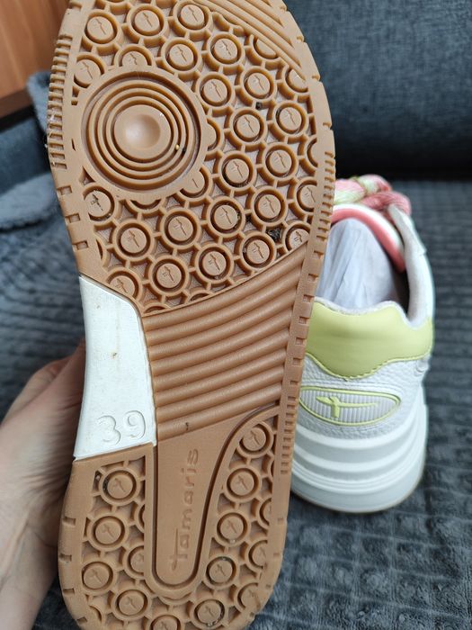 Продам кросівки Tamaris
