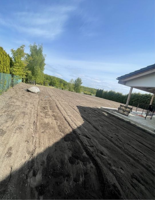Ogrodnik, prace ogrodowe, trawa siew, wertykulacja