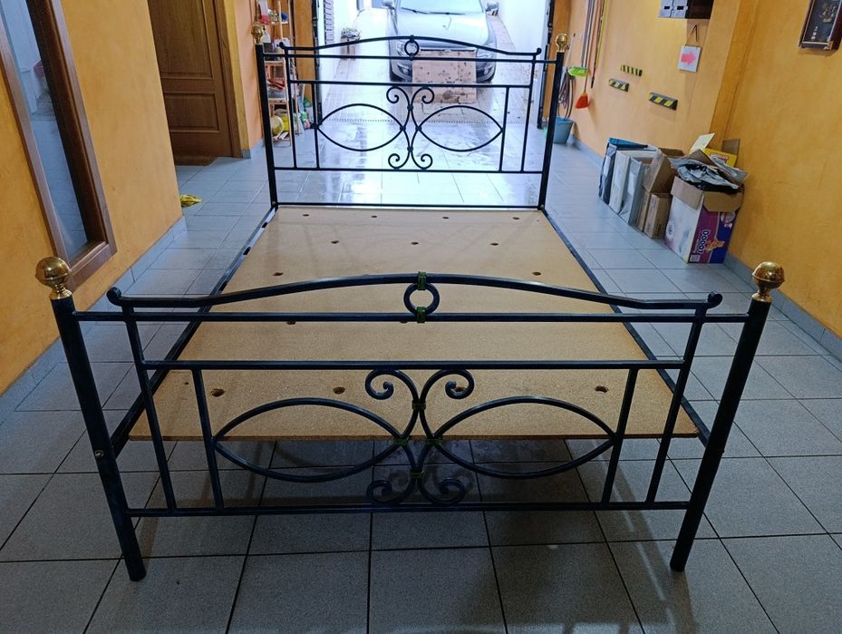 Cama de casal em Ferro