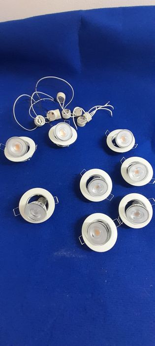 8 lâmpadas Gu-10 + respetivos aros de acabamento