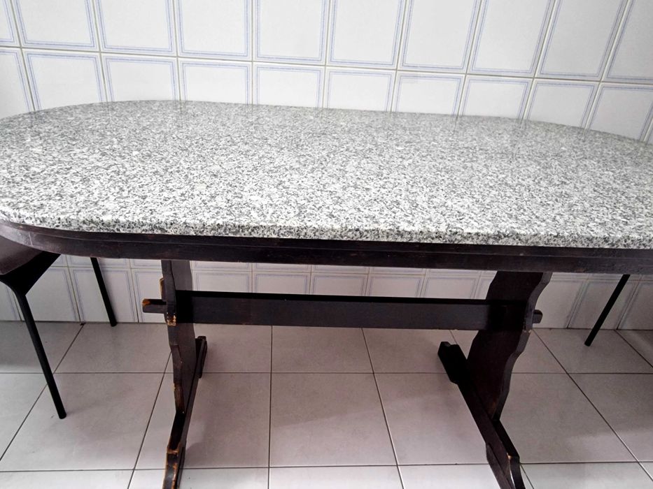 Mesa de cozinha em pinho..tampo em granito