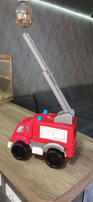 Велика іграшкова пожарна машина