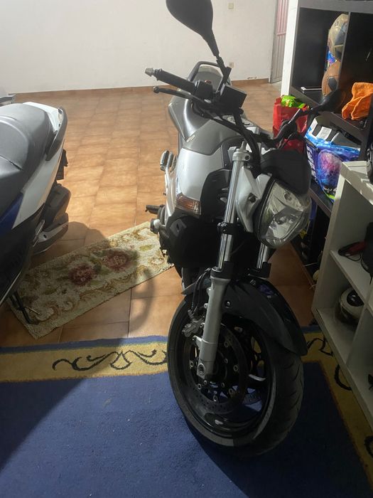 Uma mota com pouco tempo de uso