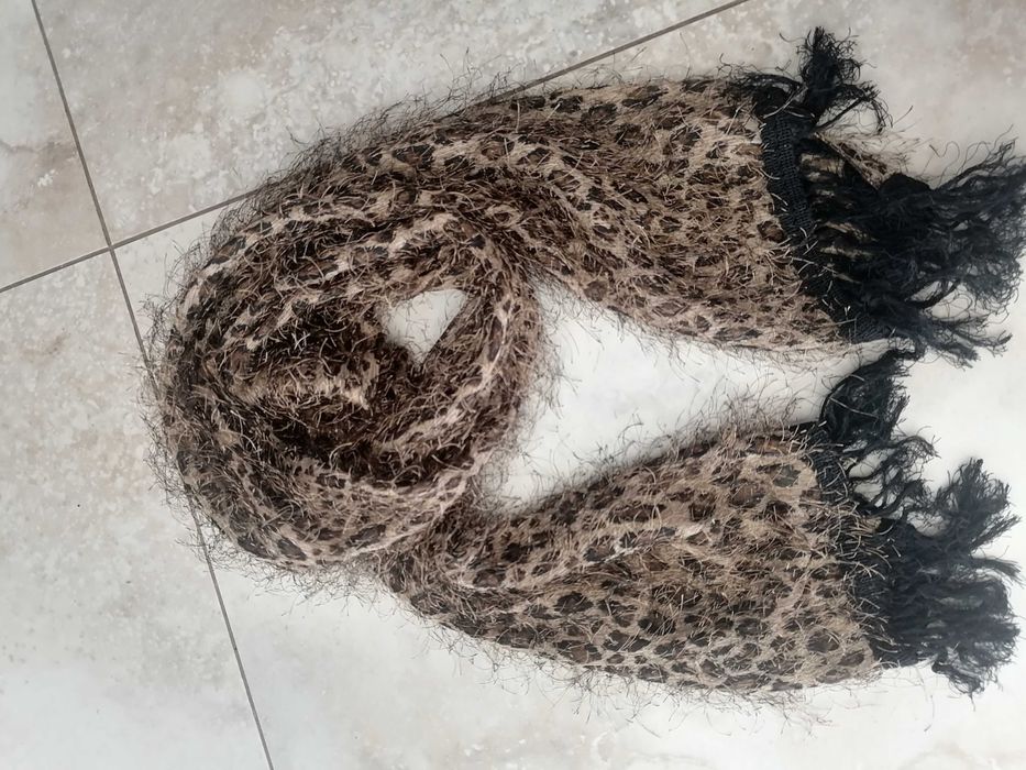 Cienki szal husta w panterkę z frędzelkami