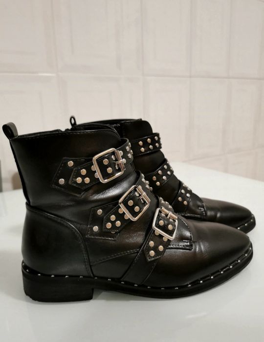 Botas pretas com tachas prateadas