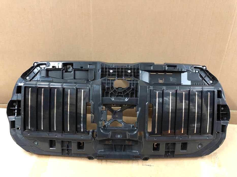 Заслонки жалюзи решета радиатора BMW G70 7 серия