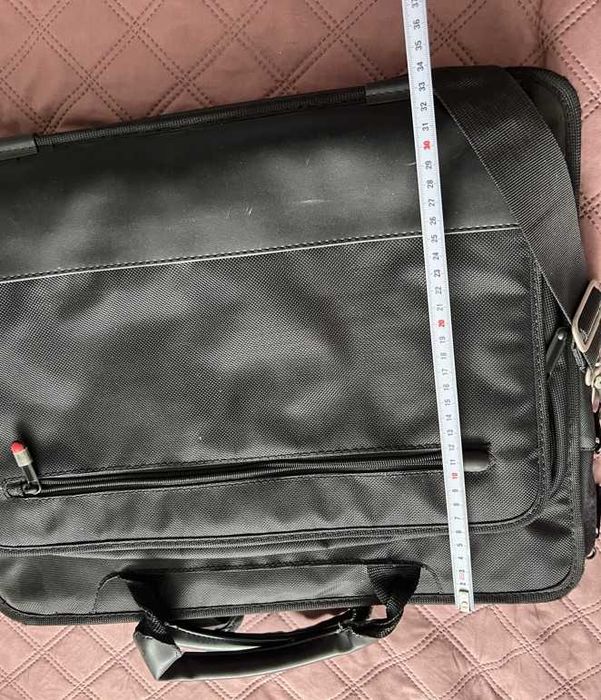 czarna torba na laptopa laptop