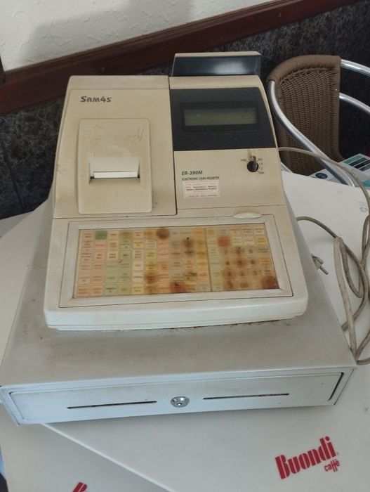 Máquina de registo com caixa