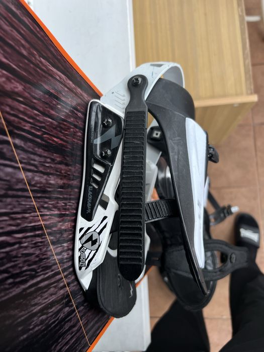Deska snowboardowa HEAD ROCKA FW 4D – 158 cm + wiązania Aiden
