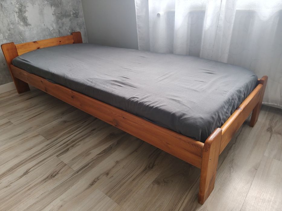 Łóżko drewniane 200x90 ze stelażem i materacem.