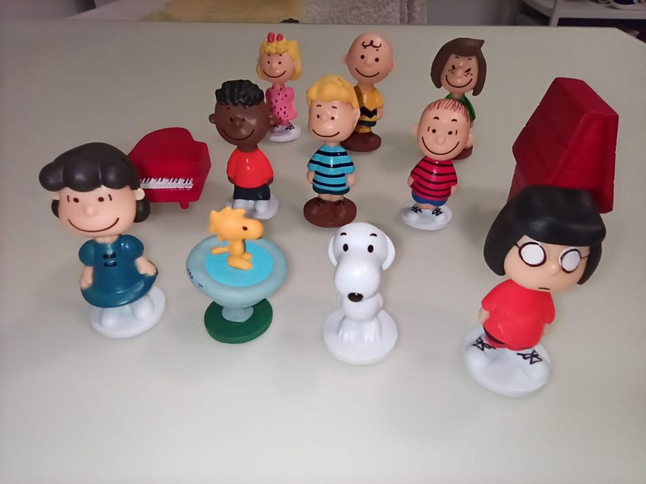 12 bonecos de Desenhos Charlie Brown e Snoopy