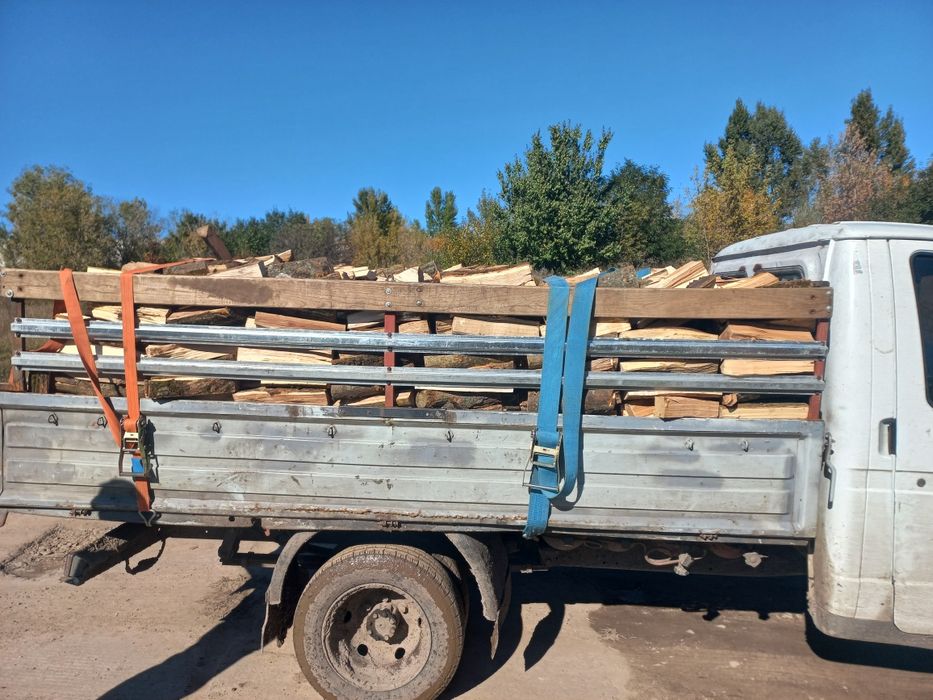 В наявності!!!Дрова колоті дуб та ясен укладені в машині чесний об'єм