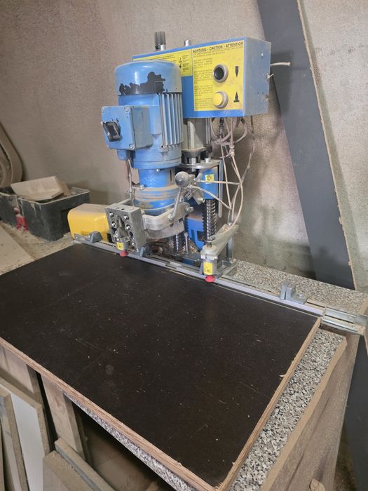 Engenho de furar e colocar dobradiças