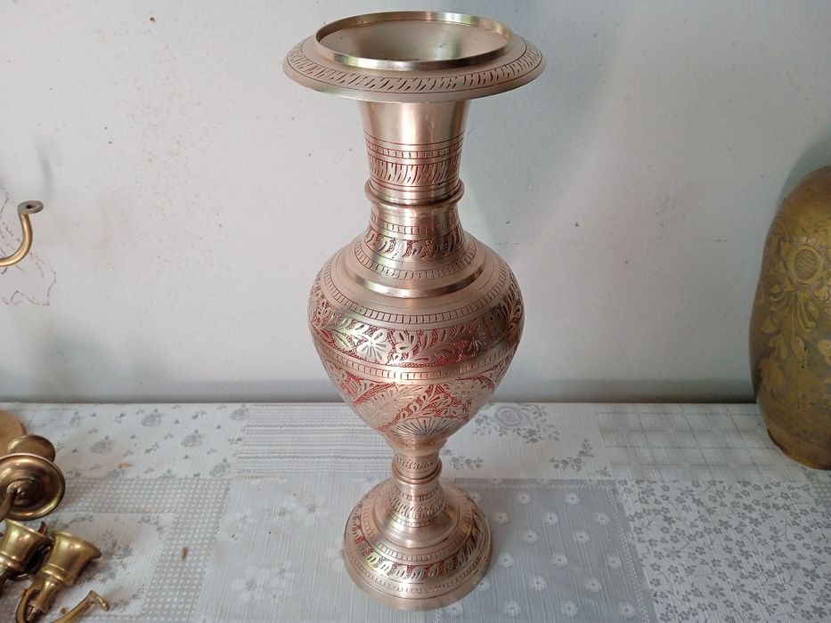 duży wazon zdobiony mosiężny