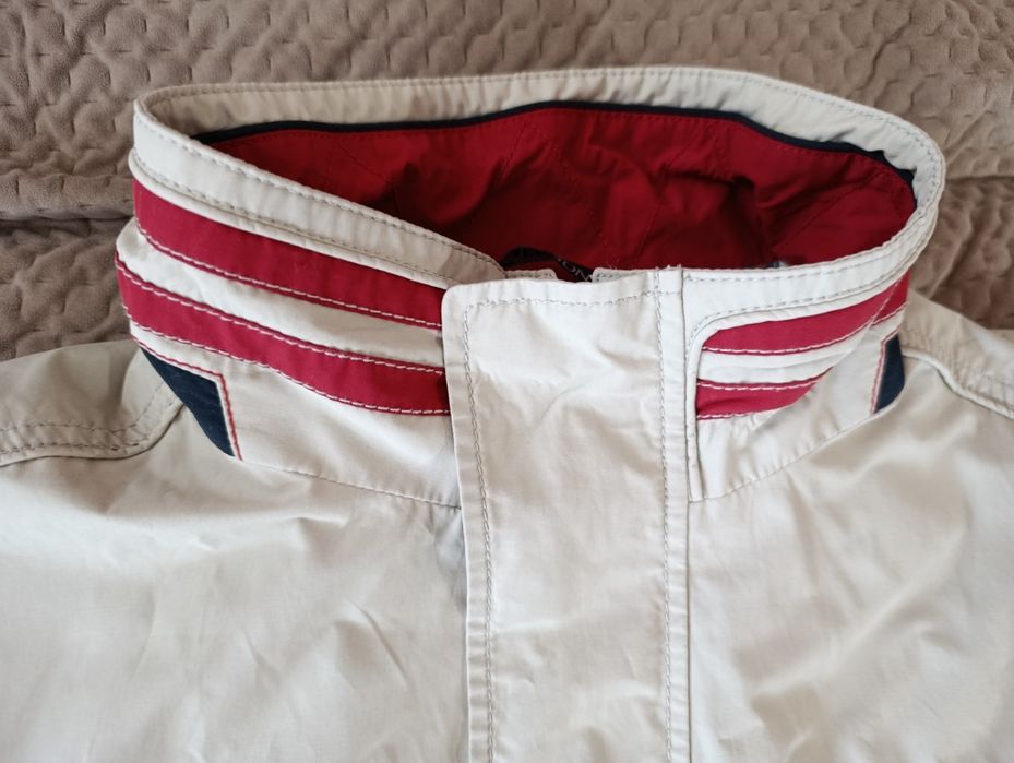 Чоловіча куртка у бежевому кольорі