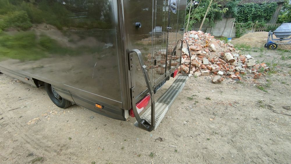 Stopień wejściowy do busa
