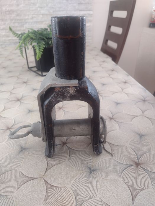 Hak holowniczy zaczep przód Volvo FH