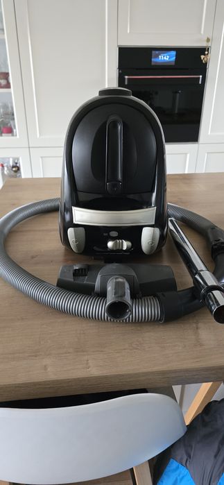 Bardzo mocny bezworkowy odkurzacz DIRT DEVIL CENTRINO M3 o mocy 2400W.