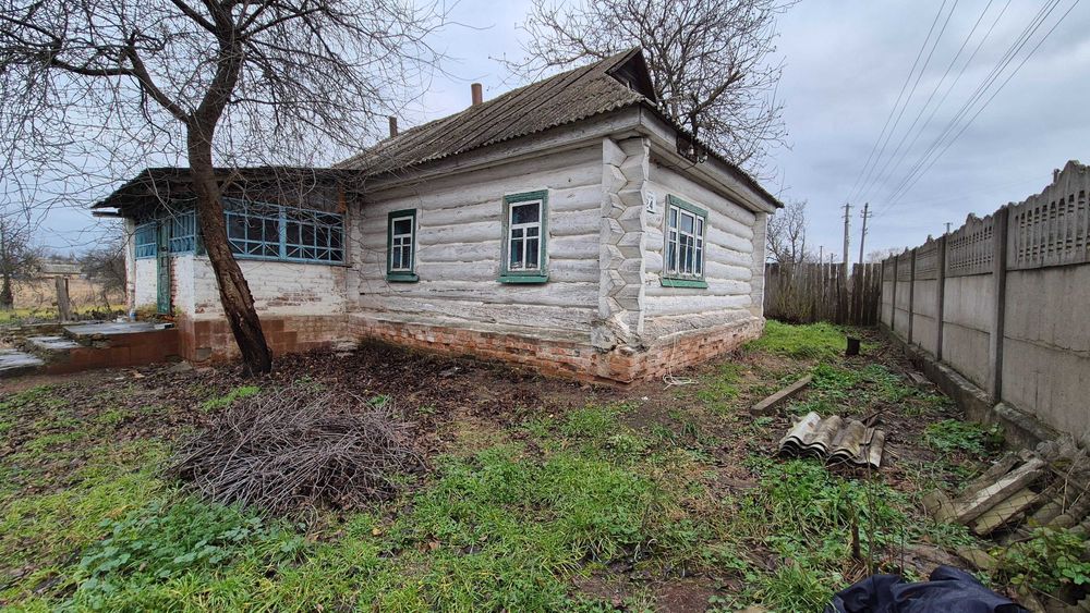 Велика ділянка зі старим будинком у селі Небрат