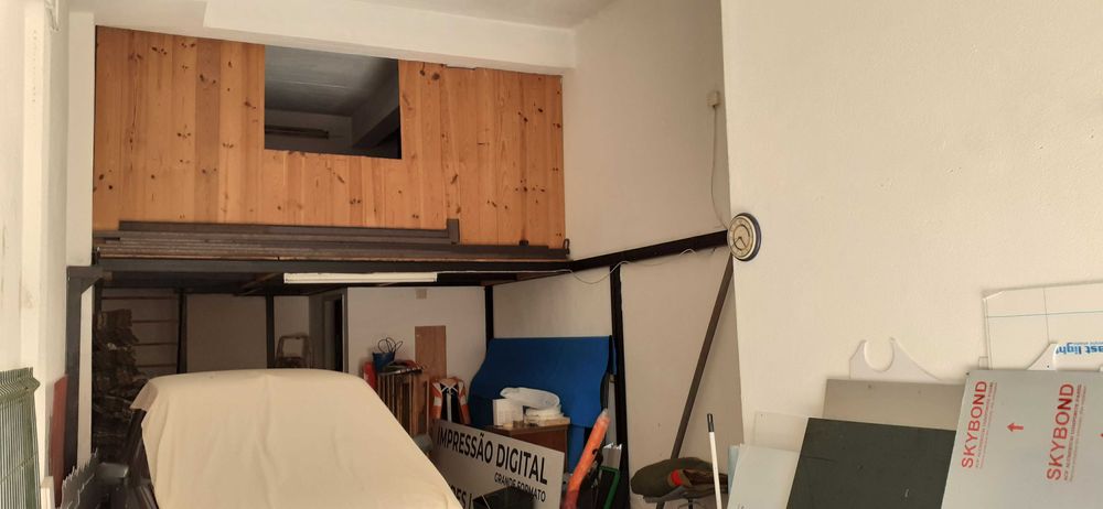 Alugo garagem em Massama, Serrado da Bica