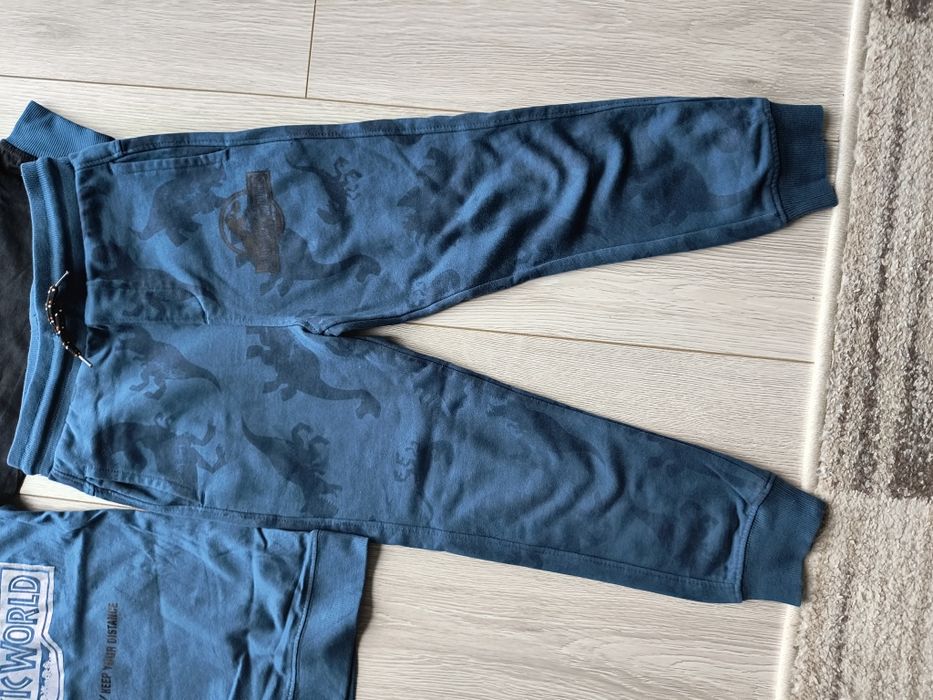 Spodnie i bluza jurasic world