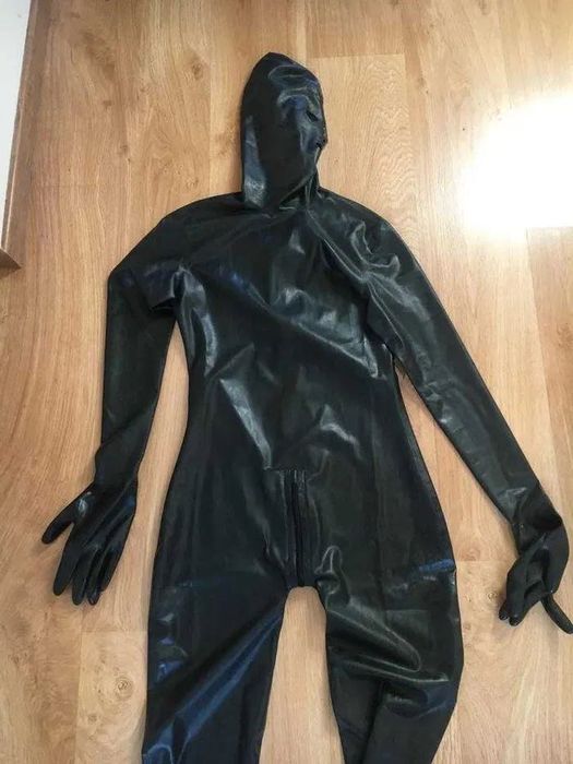 720/ OD RĘKI S Przebranie Kombinezon latex czarny 0.4 catsuit maska