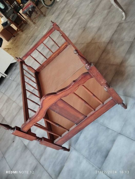 Cama de bebé de madeira