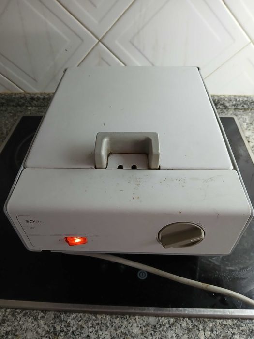 Fritadeira elétrica perfeitamente funcional.