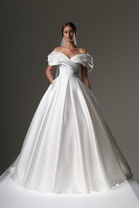 Атласна весільна сукня, елегантна та сучасна