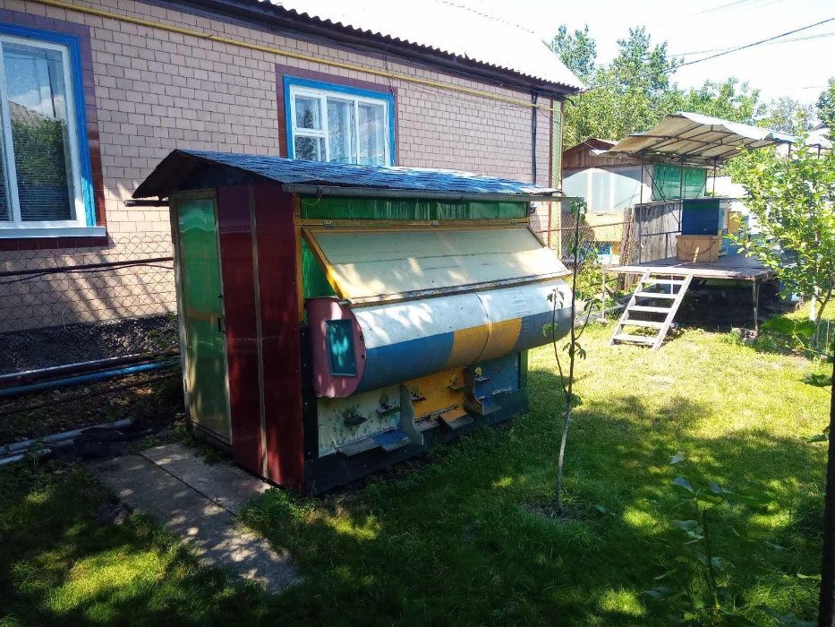 Апідомік, сон на пчелиных ульях