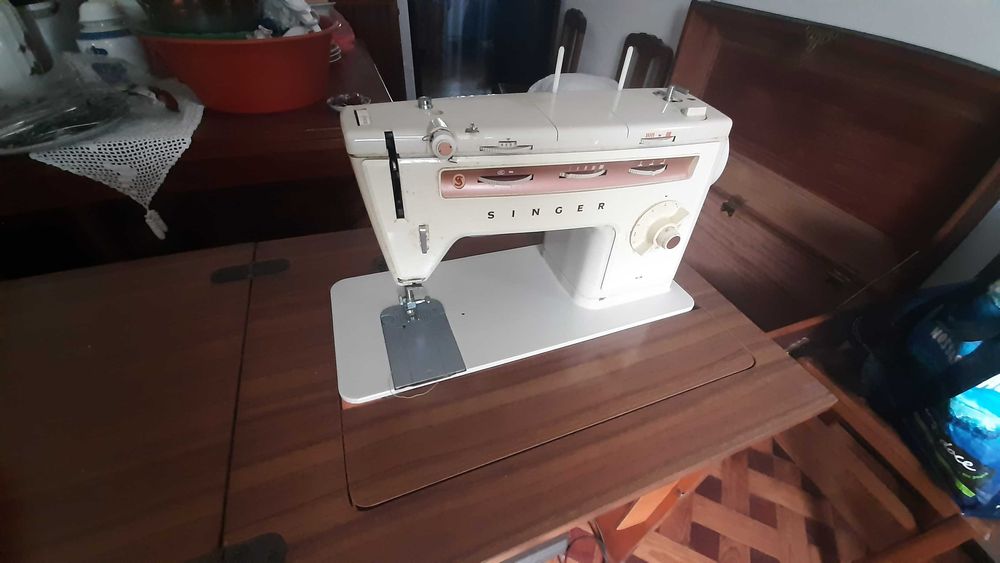 Máquina de costura Singer anos 70 com móvel original