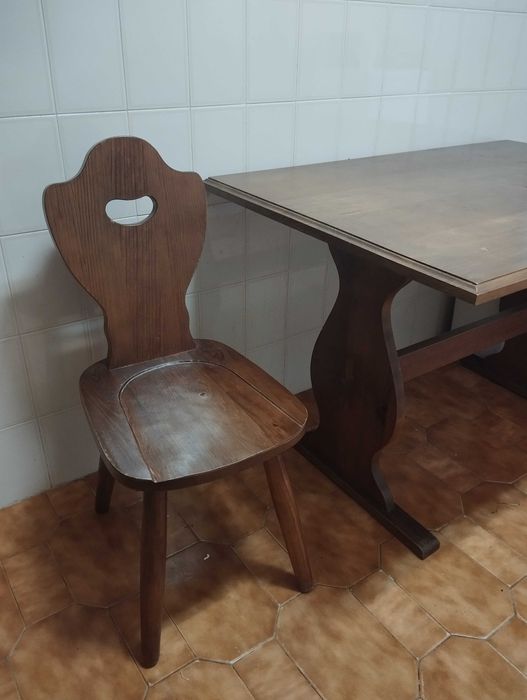 Cadeiras e nesa de cozinha