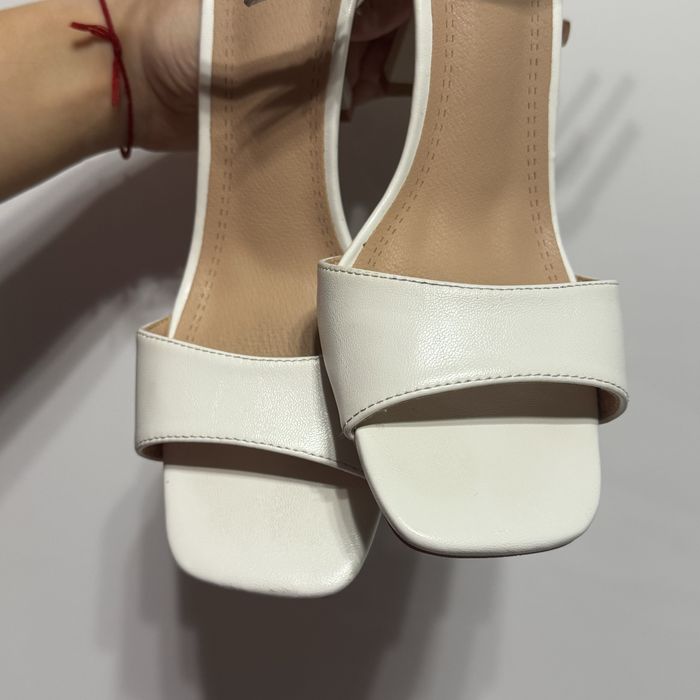 Білі   босоніжки