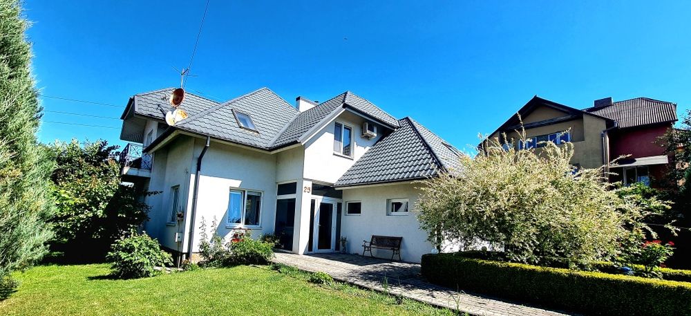 Будинок з басейном і гаражем на 2 авто