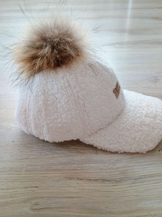 Czapka z daszkiem pompon jenot baranek biała uni