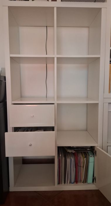 Estante branca Kallax (Ikea), personalizada com 2 gavetas e 1 porta de madeira laqueada