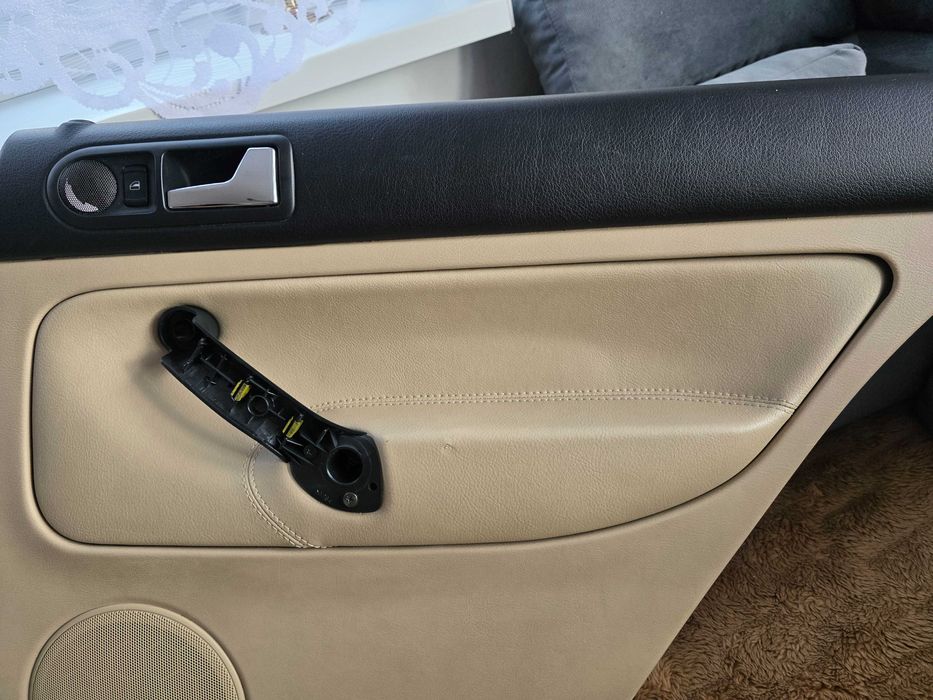 Tylne skórzane boczki drzwi do VW Bora sedan - jasne beżowe