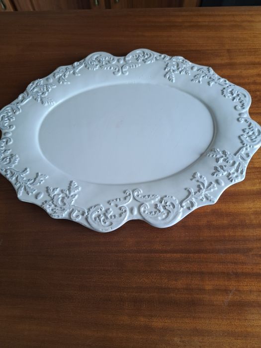 Travessa branca grande.