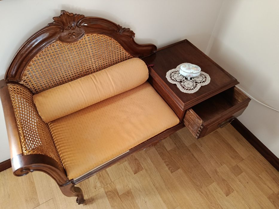 Cadeira-telefone vintage em madeira com gaveta