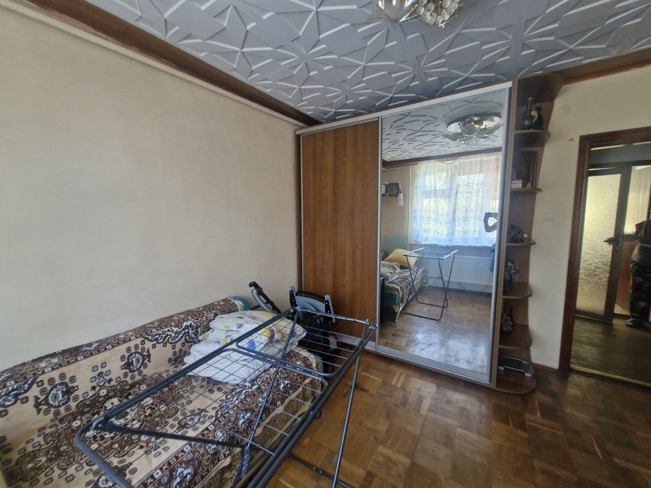 Крепкий жилой дом.