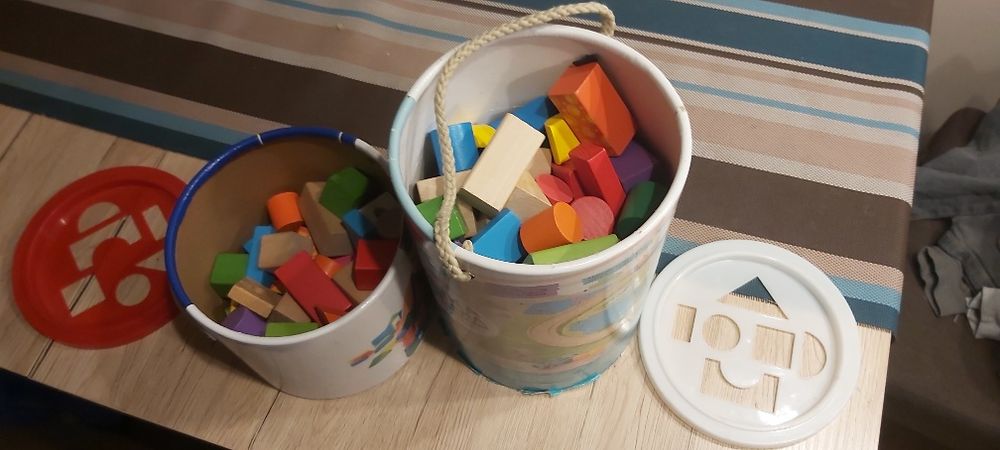 Dwa pojemniki klocków