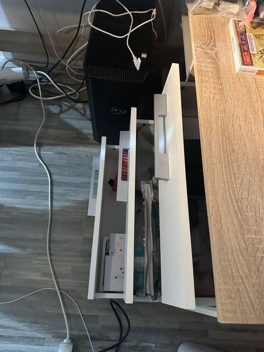 Secretária Thales branca e carvalho