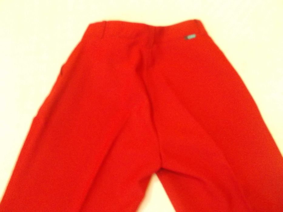 calças de cor vermelha