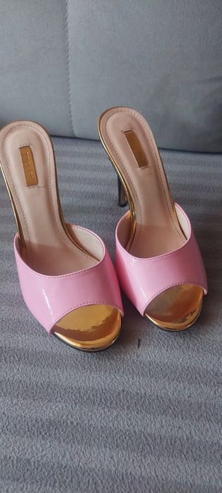 Różowe laczki klapki na obcasie