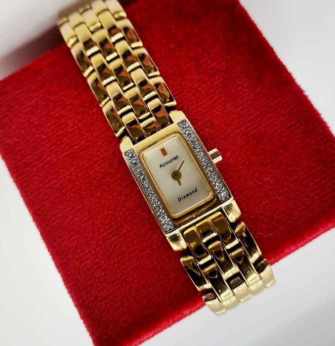 Zegarek damski z drobnymi brylantami na kopercie.