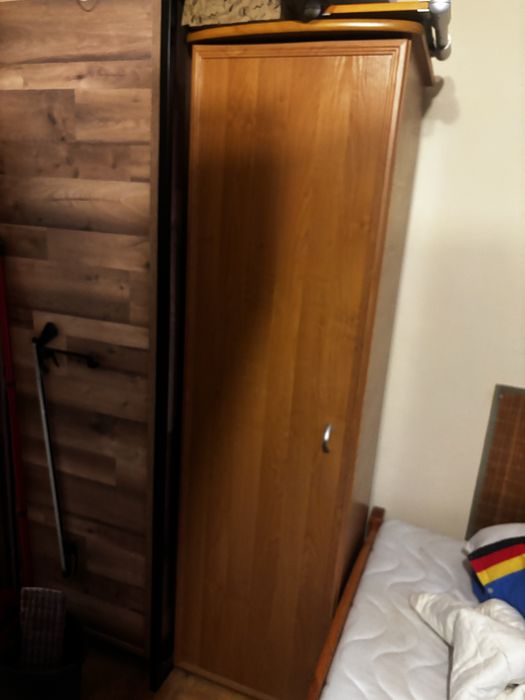 Szafka na ciuchy z półkami